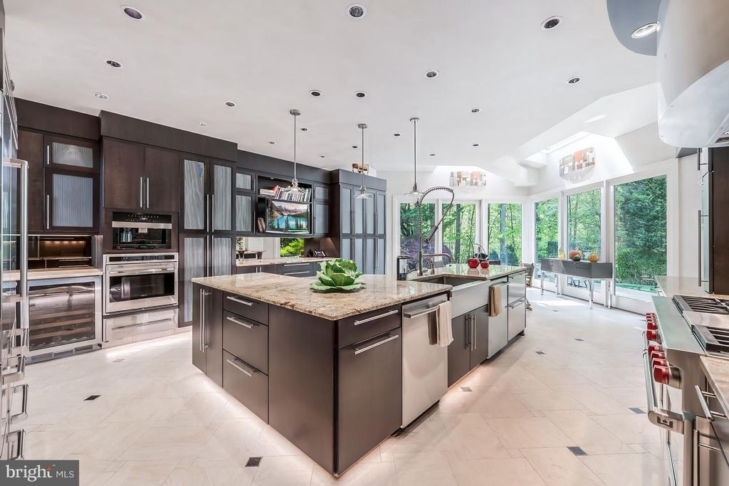 Image 14 of property listing at 9 OAKLYN CT, Potomac, MD 20854