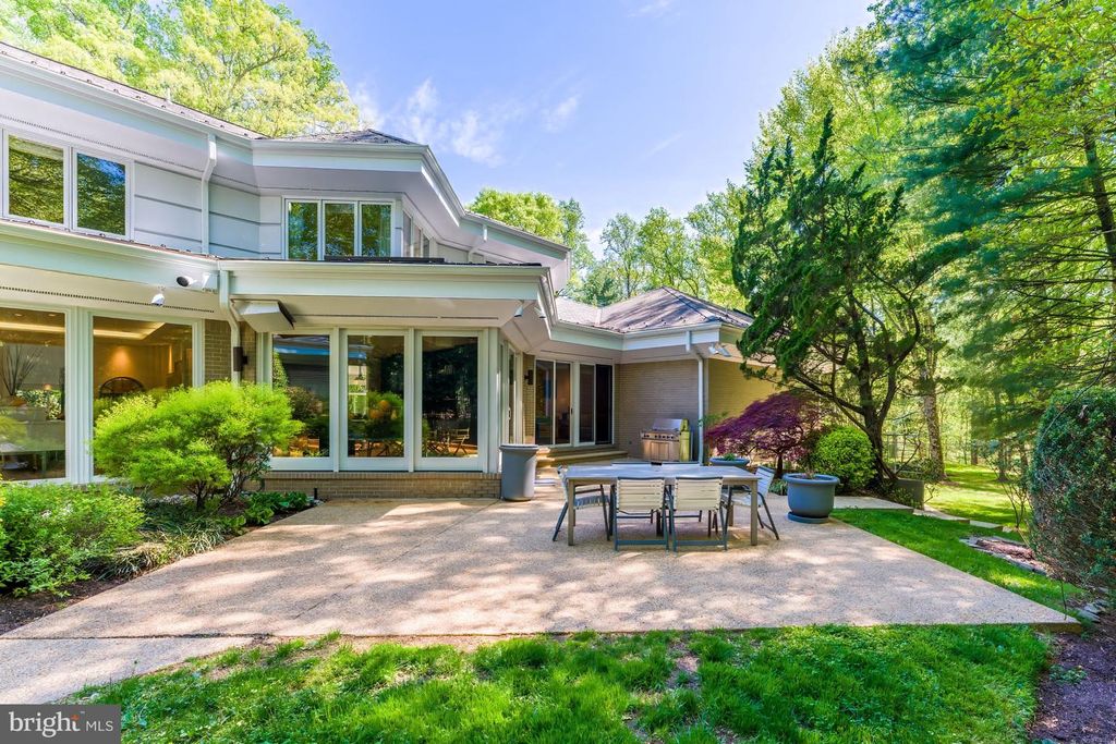 Image 16 of property listing at 9 OAKLYN CT, Potomac, MD 20854