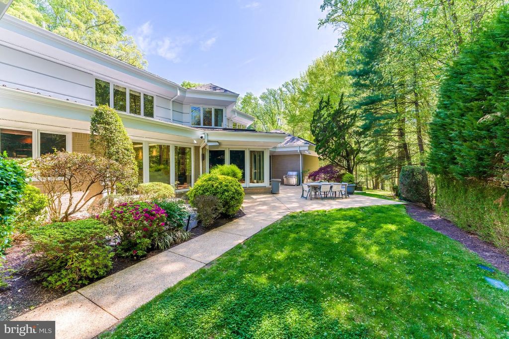 Image 17 of property listing at 9 OAKLYN CT, Potomac, MD 20854