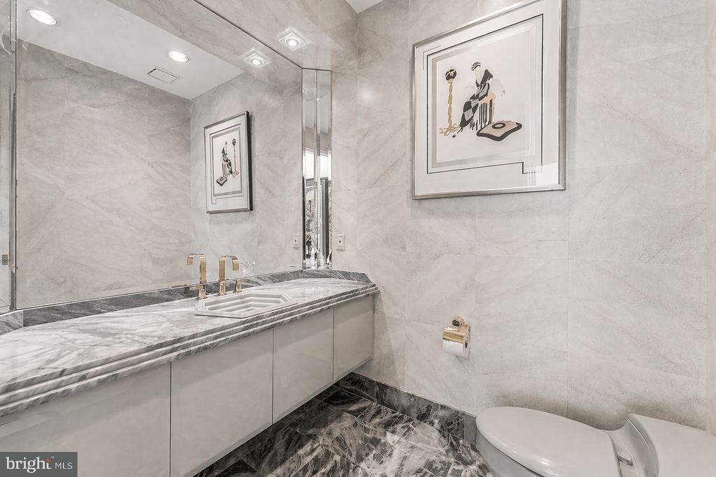 Image 18 of property listing at 9 OAKLYN CT, Potomac, MD 20854