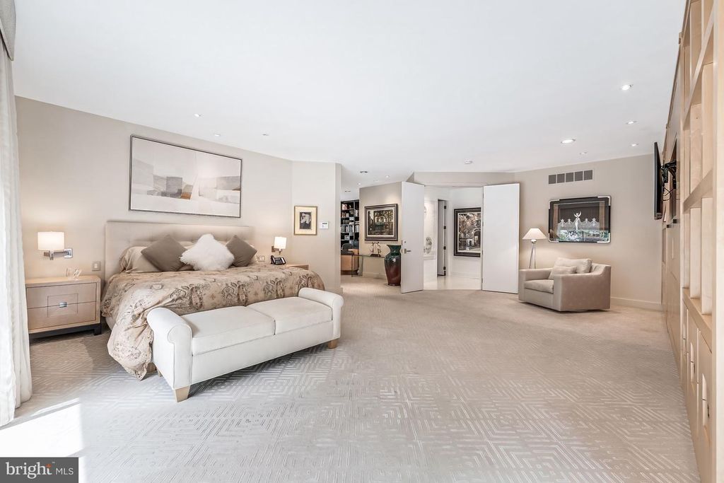 Image 19 of property listing at 9 OAKLYN CT, Potomac, MD 20854