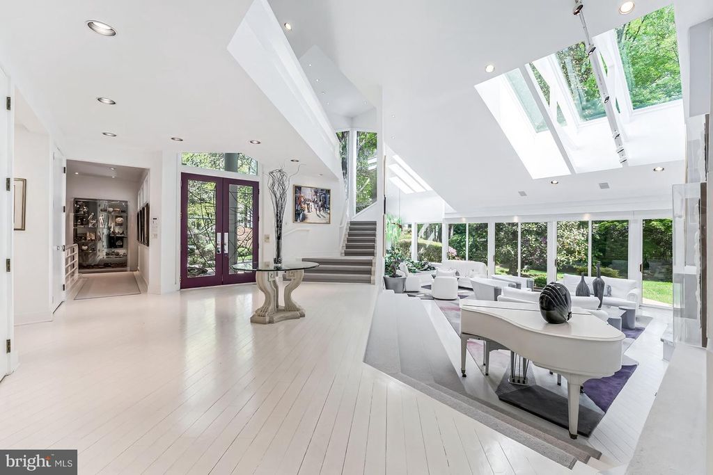 Image 2 of property listing at 9 OAKLYN CT, Potomac, MD 20854