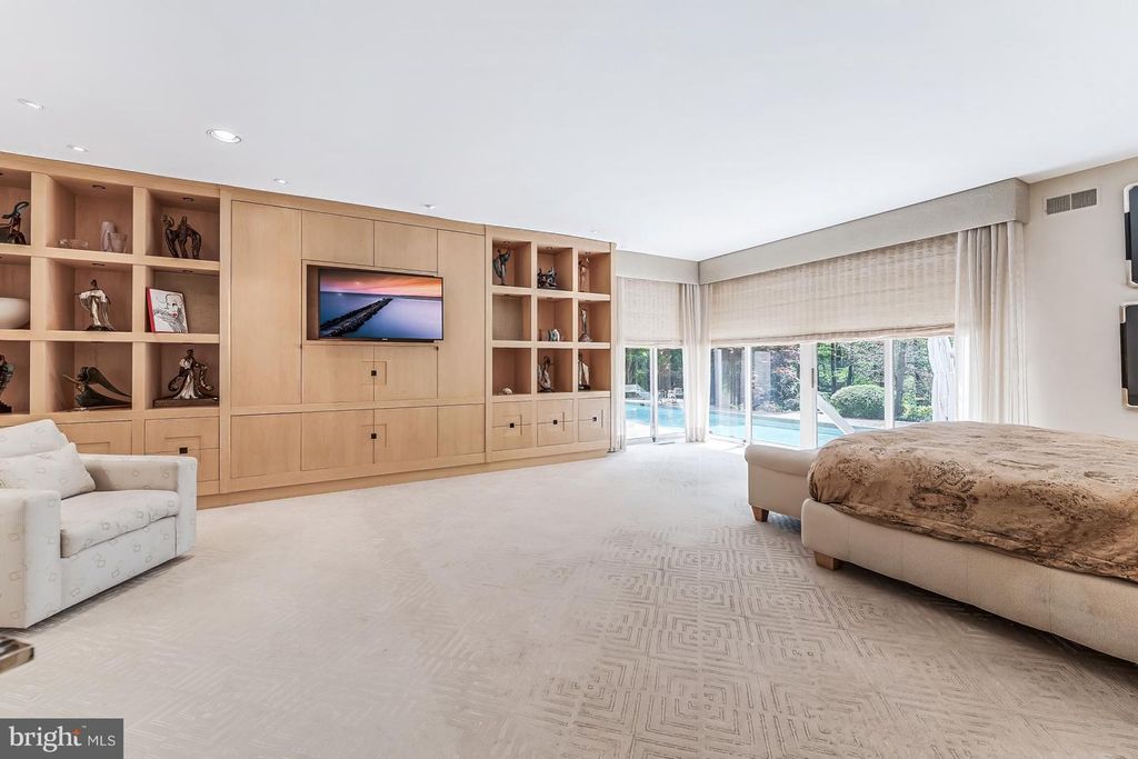 Image 20 of property listing at 9 OAKLYN CT, Potomac, MD 20854