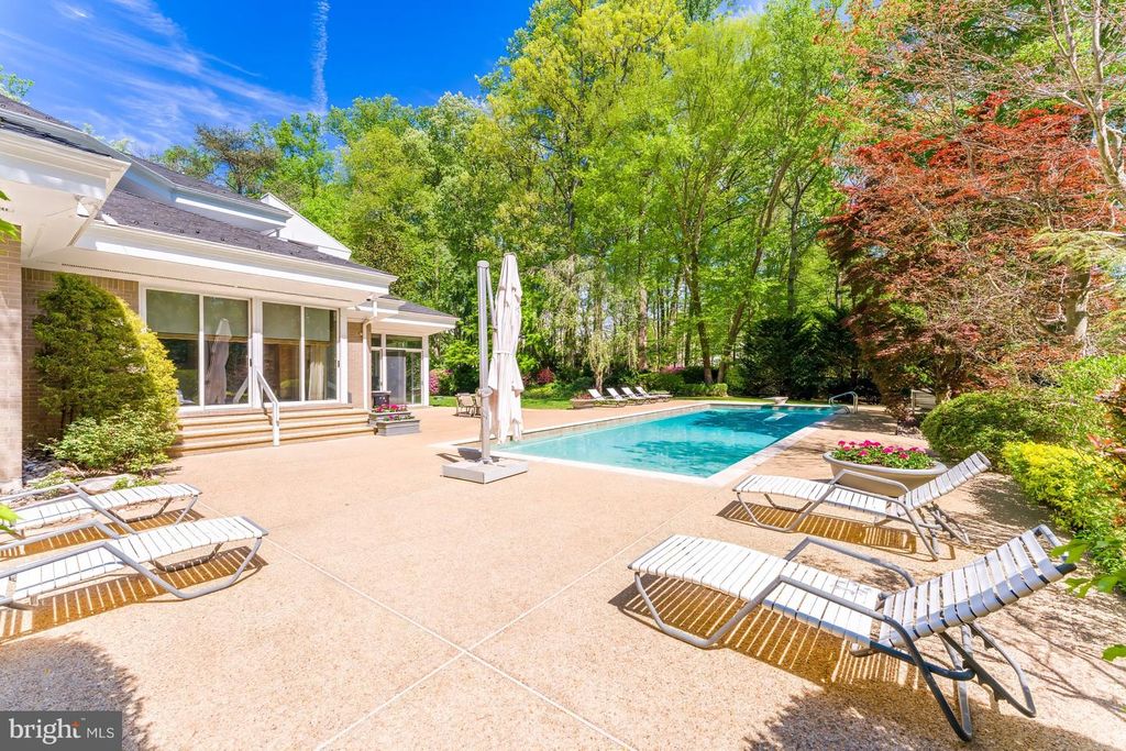 Image 21 of property listing at 9 OAKLYN CT, Potomac, MD 20854