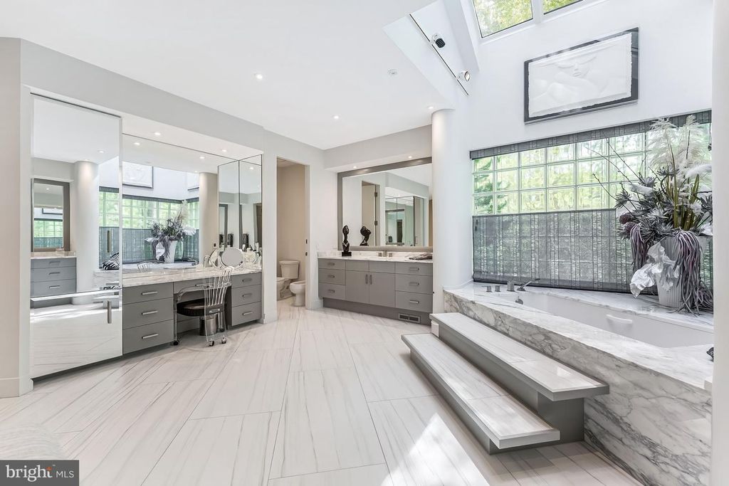 Image 25 of property listing at 9 OAKLYN CT, Potomac, MD 20854