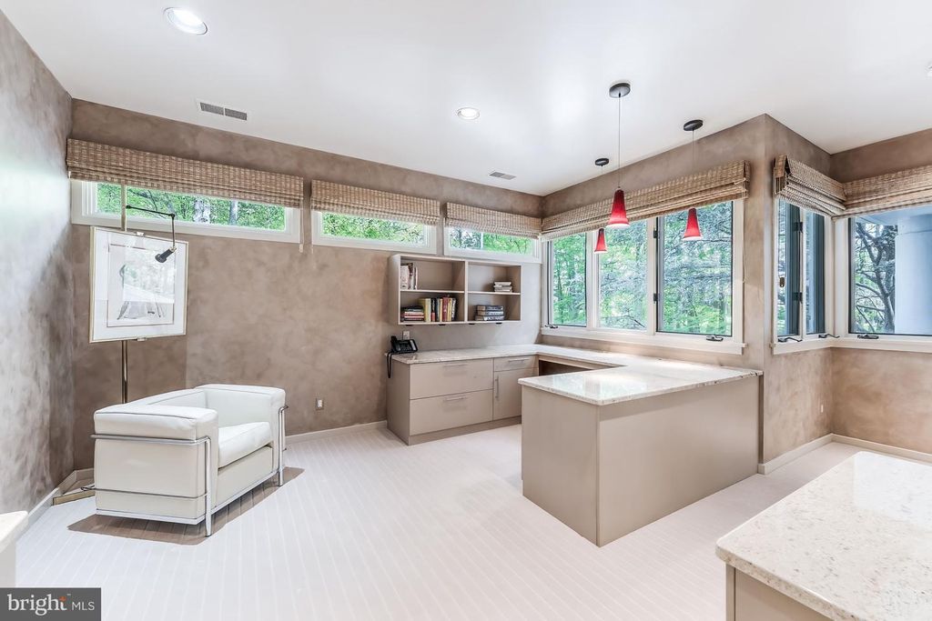 Image 31 of property listing at 9 OAKLYN CT, Potomac, MD 20854