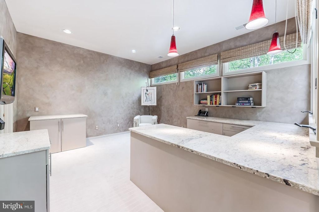 Image 32 of property listing at 9 OAKLYN CT, Potomac, MD 20854