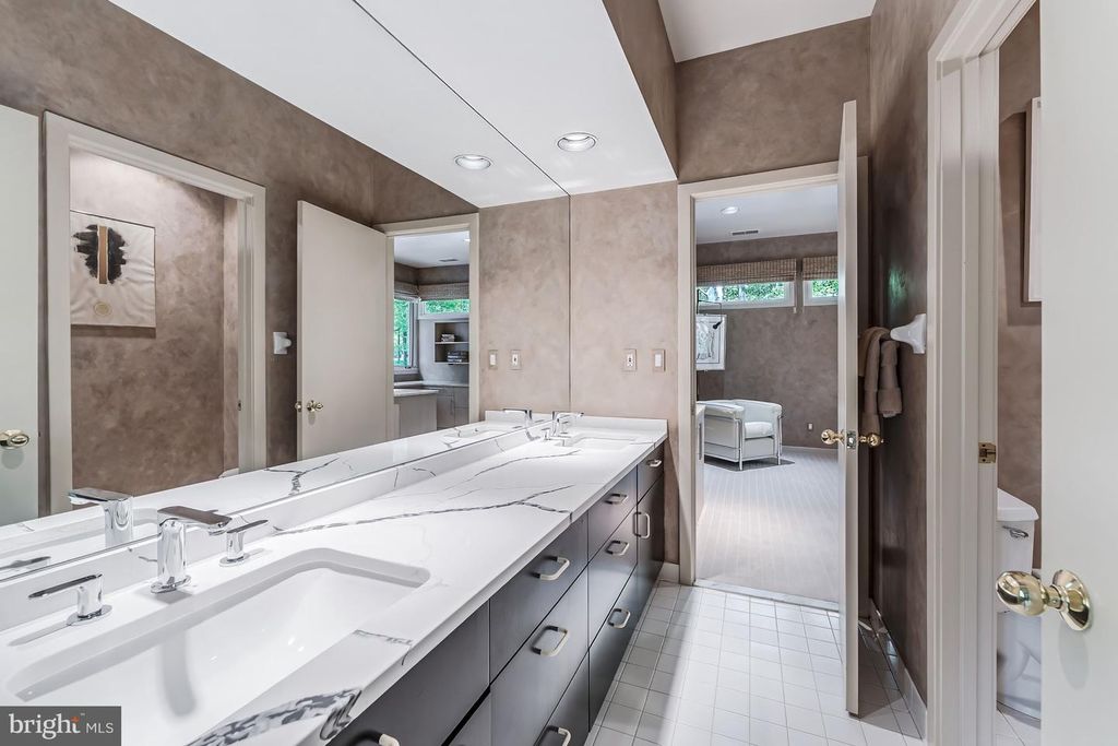 Image 33 of property listing at 9 OAKLYN CT, Potomac, MD 20854