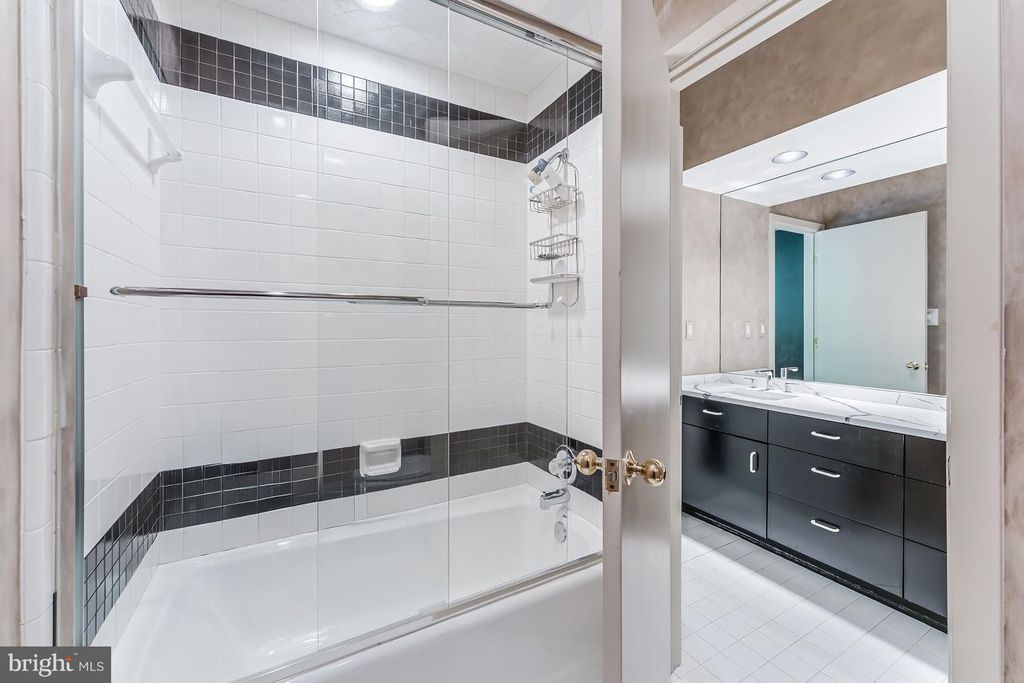 Image 34 of property listing at 9 OAKLYN CT, Potomac, MD 20854