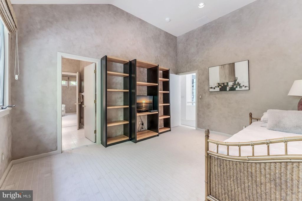 Image 36 of property listing at 9 OAKLYN CT, Potomac, MD 20854