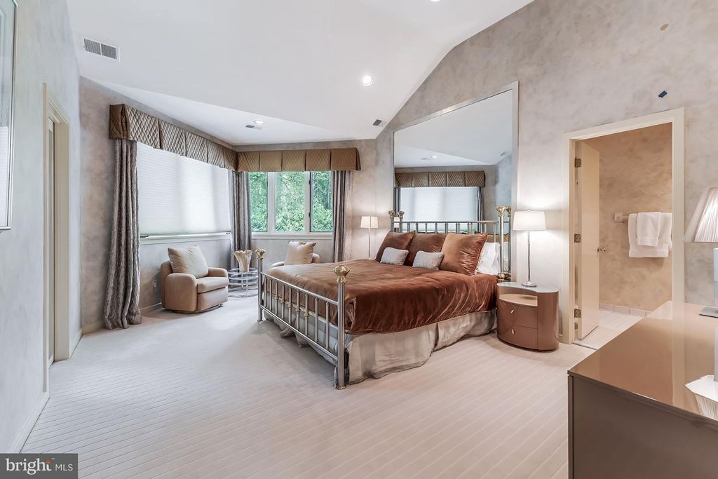 Image 37 of property listing at 9 OAKLYN CT, Potomac, MD 20854