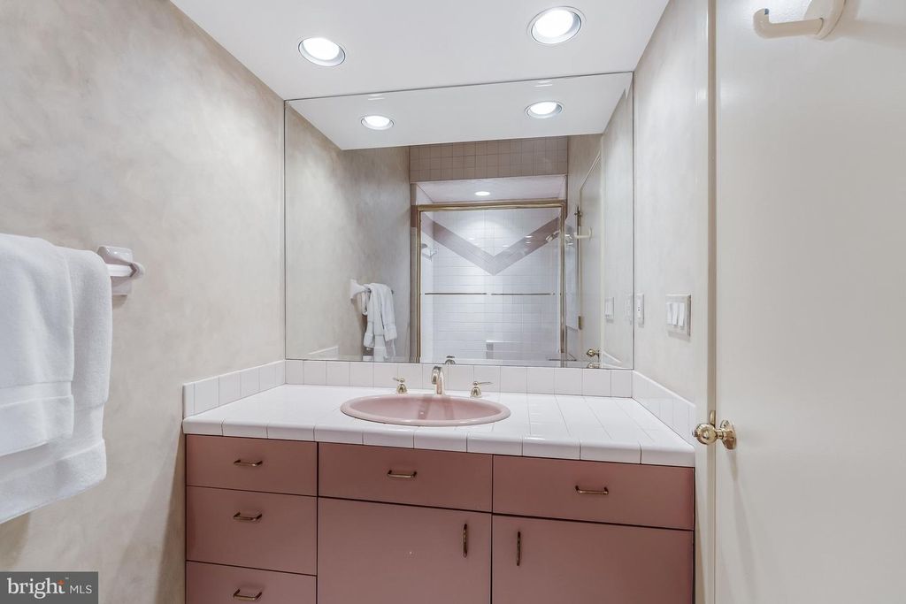 Image 38 of property listing at 9 OAKLYN CT, Potomac, MD 20854