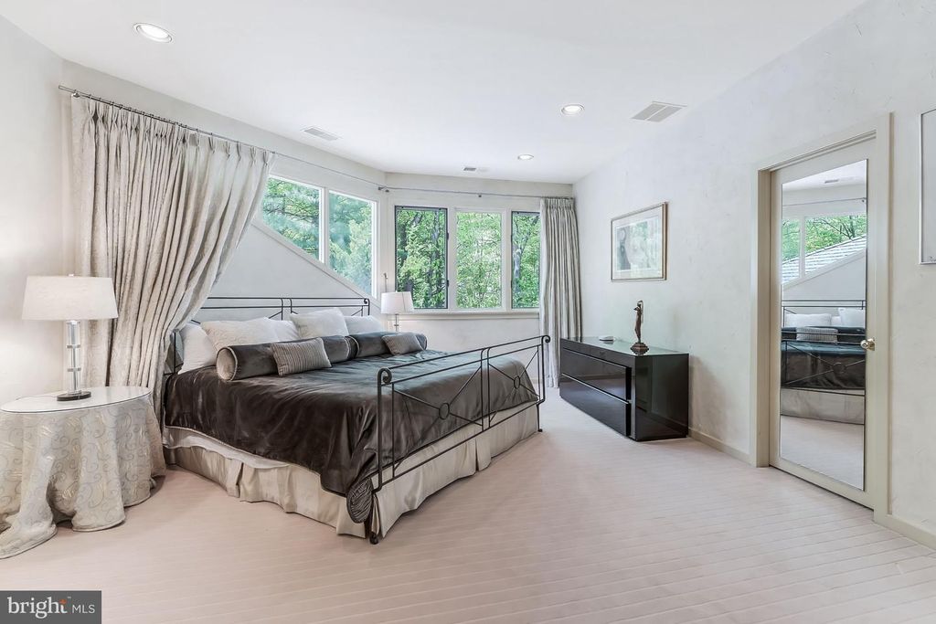 Image 39 of property listing at 9 OAKLYN CT, Potomac, MD 20854