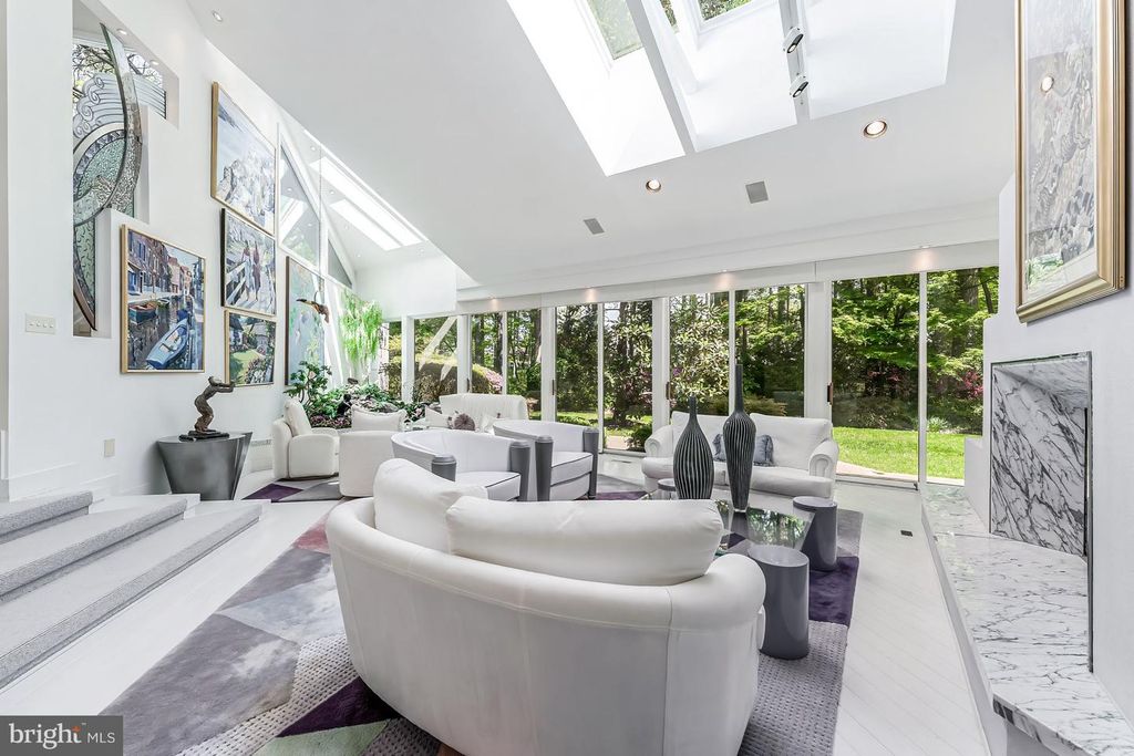 Image 4 of property listing at 9 OAKLYN CT, Potomac, MD 20854