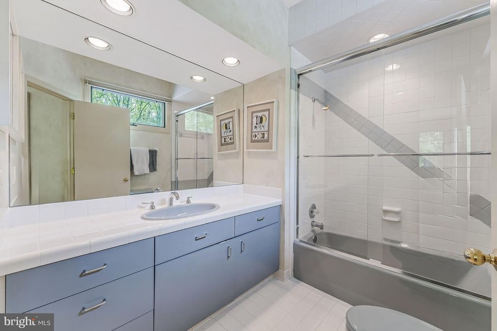 Image 40 of property listing at 9 OAKLYN CT, Potomac, MD 20854