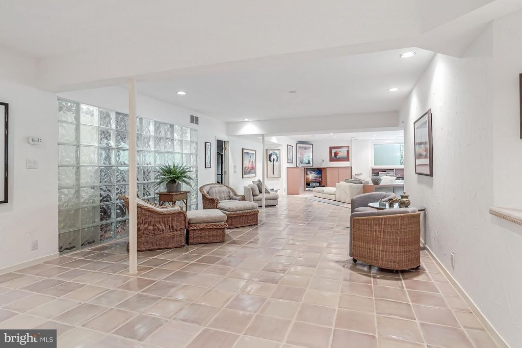 Image 43 of property listing at 9 OAKLYN CT, Potomac, MD 20854