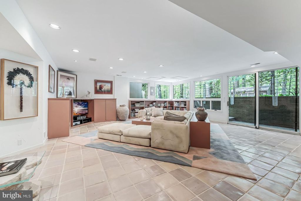 Image 44 of property listing at 9 OAKLYN CT, Potomac, MD 20854