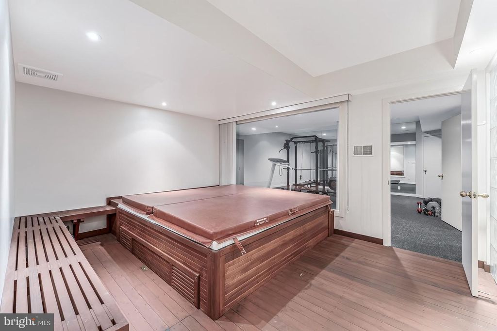 Image 46 of property listing at 9 OAKLYN CT, Potomac, MD 20854