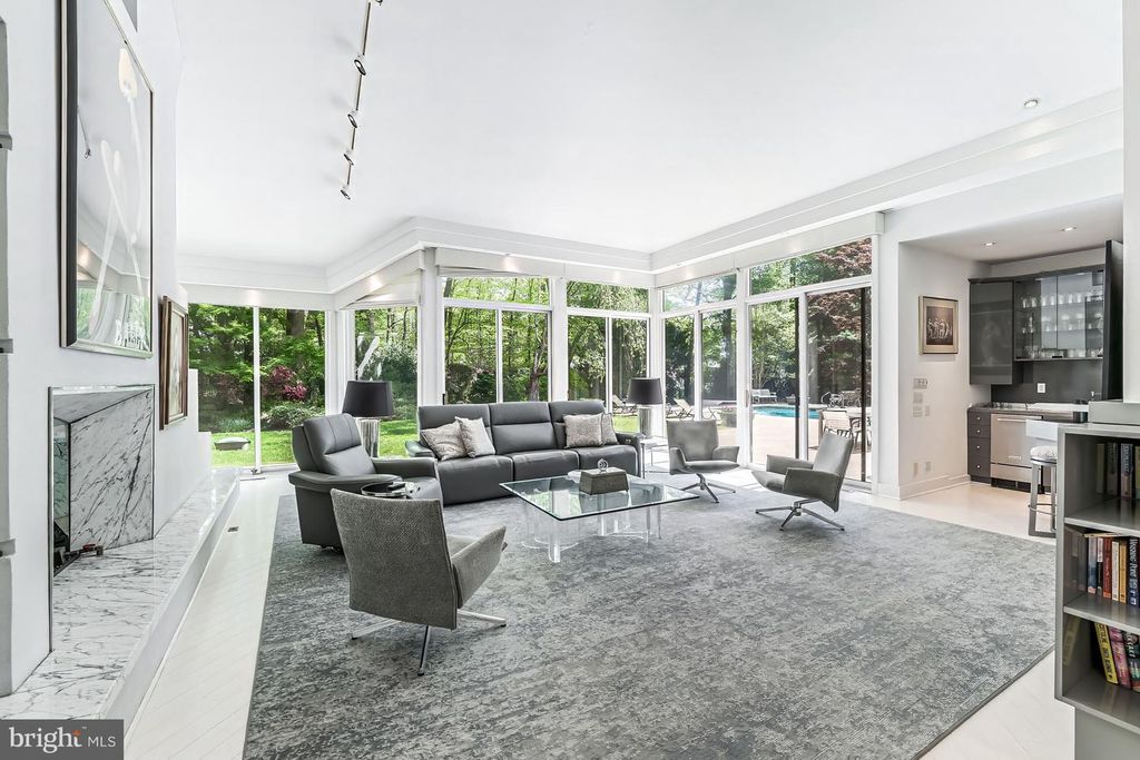 Image 5 of property listing at 9 OAKLYN CT, Potomac, MD 20854