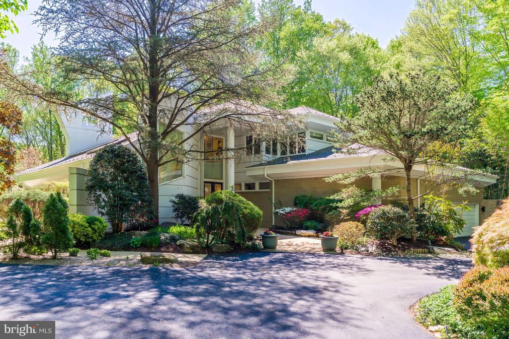 Image 57 of property listing at 9 OAKLYN CT, Potomac, MD 20854