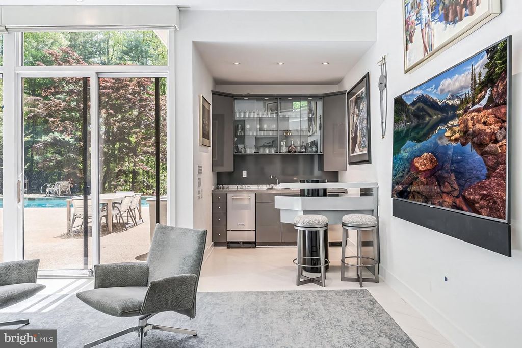 Image 8 of property listing at 9 OAKLYN CT, Potomac, MD 20854