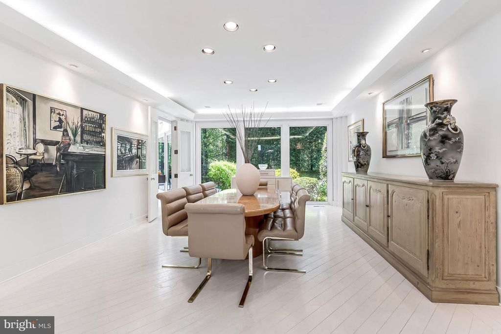 Image 9 of property listing at 9 OAKLYN CT, Potomac, MD 20854