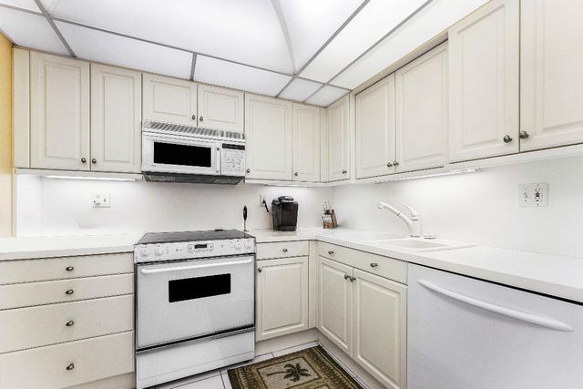 3125 NE 48th Court 220, Lighthouse Point, FL 33064