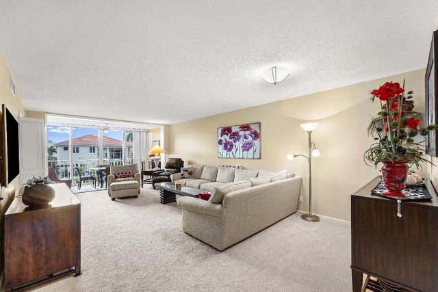 3125 NE 48th Court 220, Lighthouse Point, FL 33064