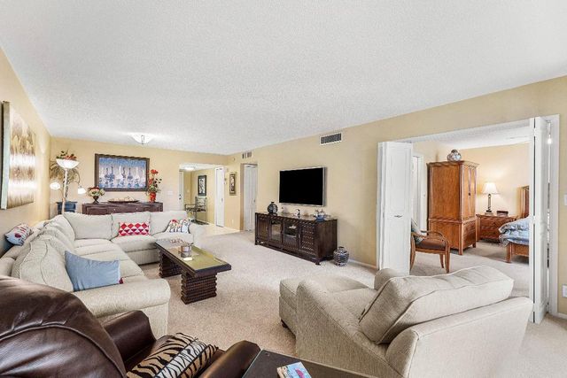 3125 NE 48th Court 220, Lighthouse Point, FL 33064