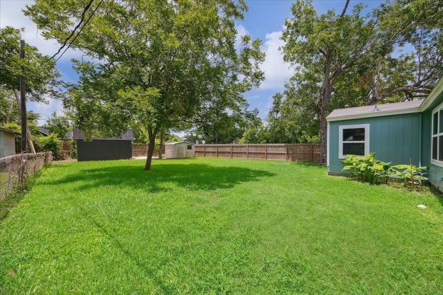 210 Laurel Street, Lake Jackson, TX 77566