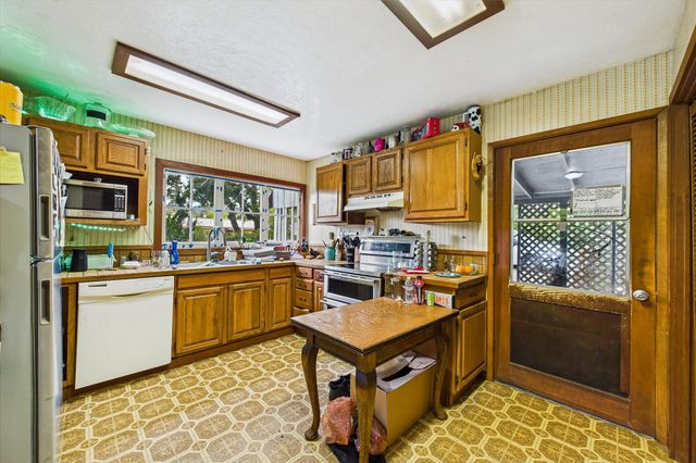 90 Oak Street, Miranda, CA 95553