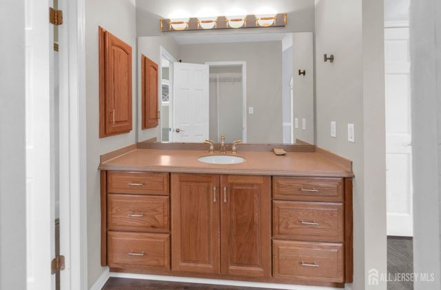 27 Oakland Road, Old Bridge, NJ 08857