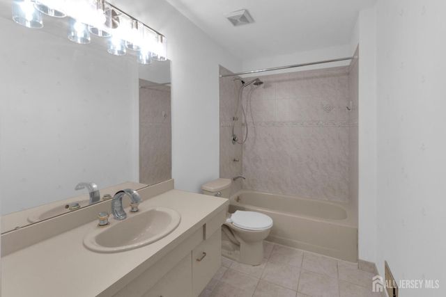 27 Oakland Road, Old Bridge, NJ 08857