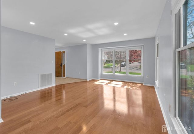 27 Oakland Road, Old Bridge, NJ 08857