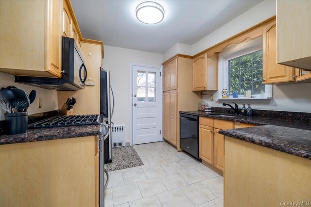 107 Acorn Way, Malverne, NY 11565