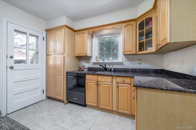 107 Acorn Way, Malverne, NY 11565