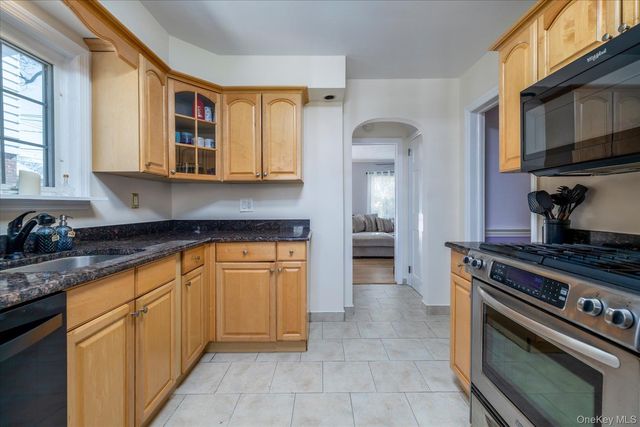 107 Acorn Way, Malverne, NY 11565