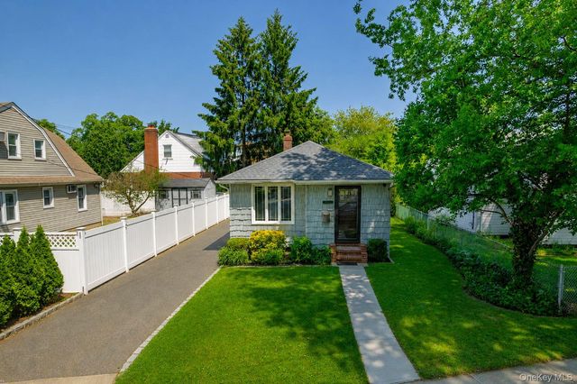 26209 E Williston Avenue, Floral Park, NY 11001