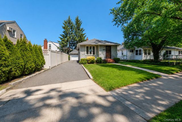 26209 E Williston Avenue, Floral Park, NY 11001