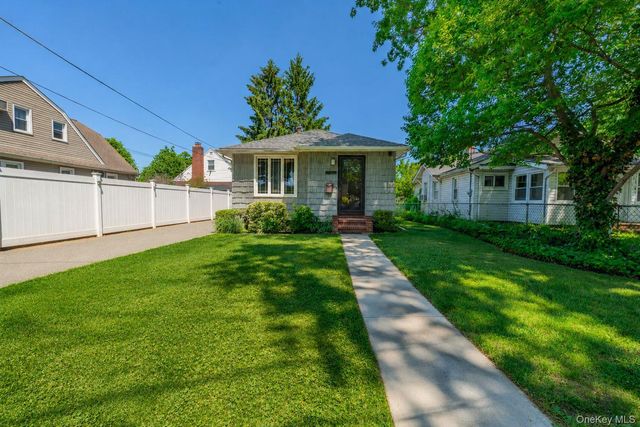 26209 E Williston Avenue, Floral Park, NY 11001