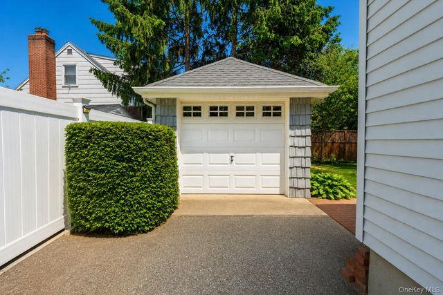 26209 E Williston Avenue, Floral Park, NY 11001