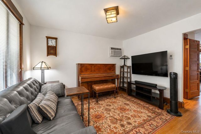 26209 E Williston Avenue, Floral Park, NY 11001
