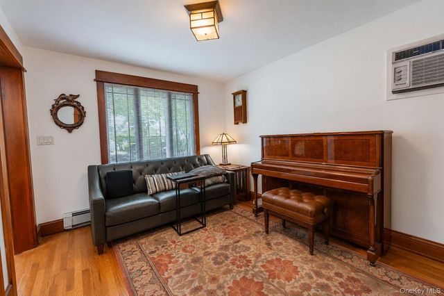 26209 E Williston Avenue, Floral Park, NY 11001
