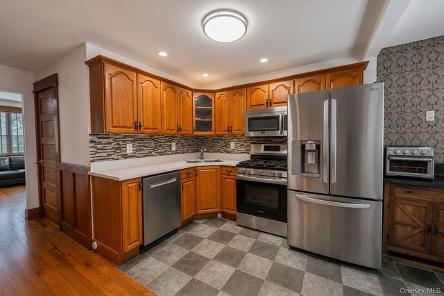26209 E Williston Avenue, Floral Park, NY 11001