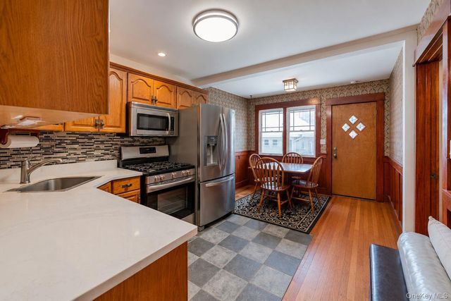 26209 E Williston Avenue, Floral Park, NY 11001
