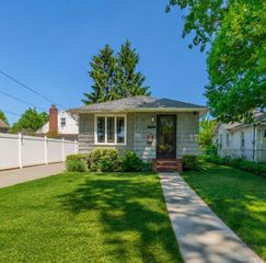 26209 E Williston Avenue, Floral Park, NY 11001