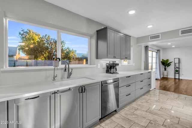 909 W OBISPO Avenue, Mesa, AZ 85210