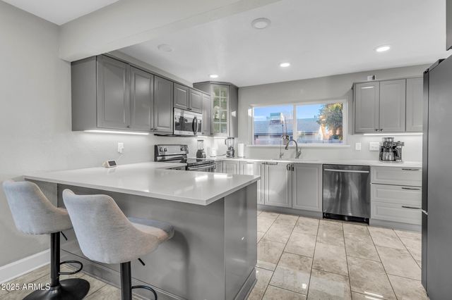 909 W OBISPO Avenue, Mesa, AZ 85210