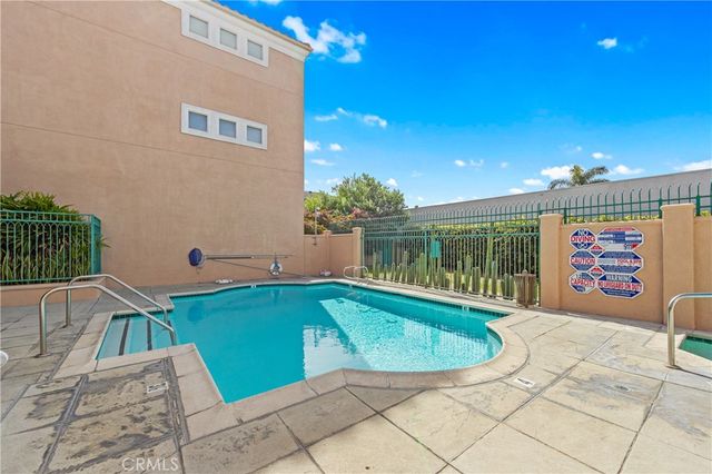 5142 Warner 112, Huntington Beach, CA 92649