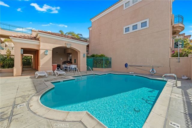 5142 Warner 112, Huntington Beach, CA 92649